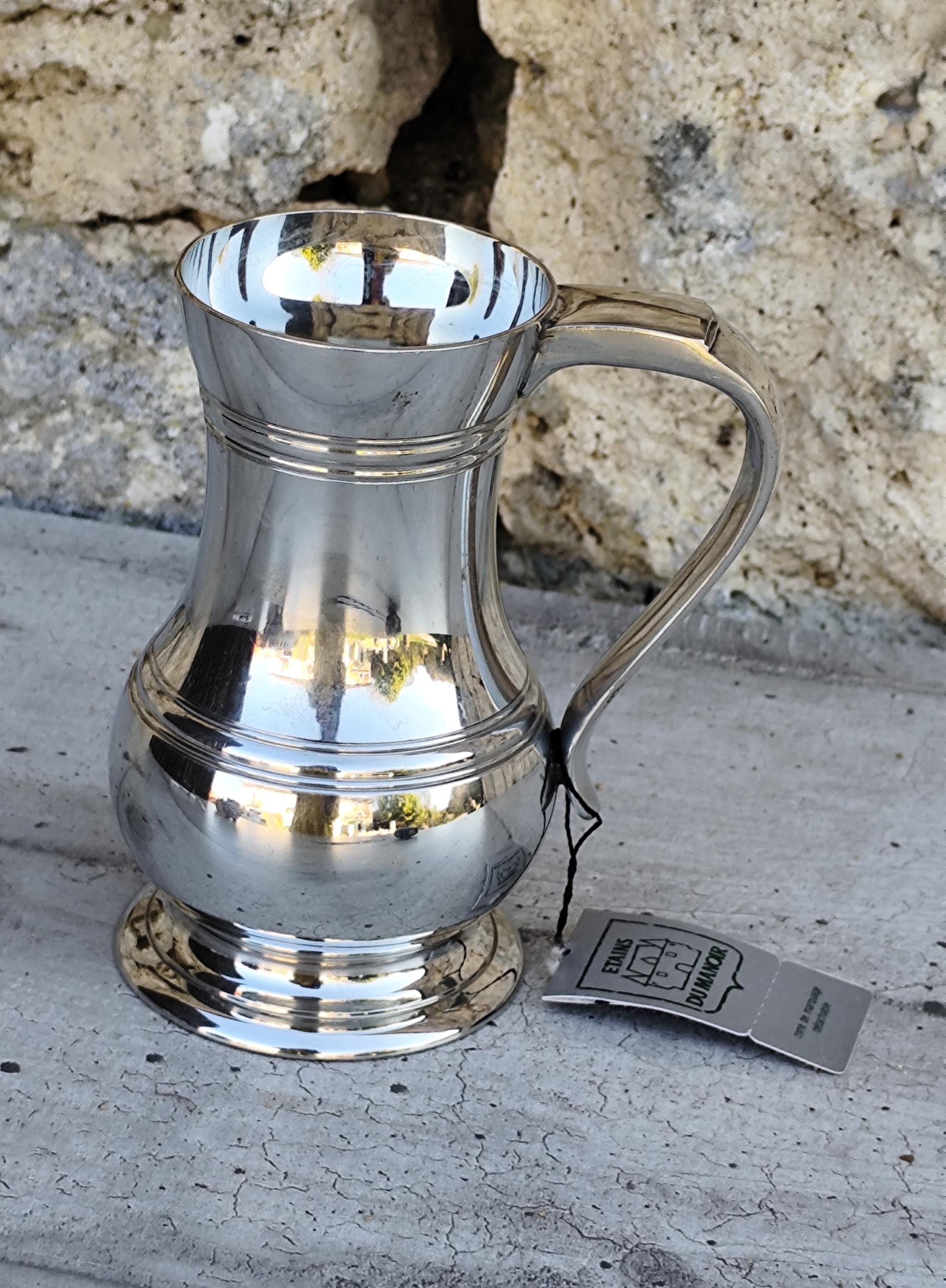 Timbale sur piédouche en argent uni gravé sur la bordure *J