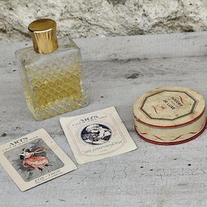 Lot d'anciennes cartes parfumées arys, flacon de parfum et ancienne poudre de beauté de luxe