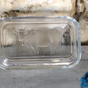 Antieke boterschaal in de vorm van een koe van geperst glas, vintage landelijke decoratie, antieke Franse keukenboterschaal