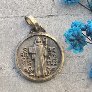 Stary medalik religijny św. Benedykta, antyczny medalik religijny katolicki