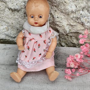 ancienne petite poupée porcelaine et ses vetements 12cm