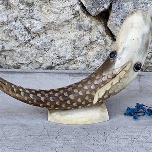 escultura de pez corno francés vintage
