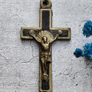 wood pectoral bronze cross, crucifix Jésus Christ