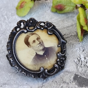 ANCIENNE BROCHE PORTE photo epoque 1900 decor de muguet EUR 15,00