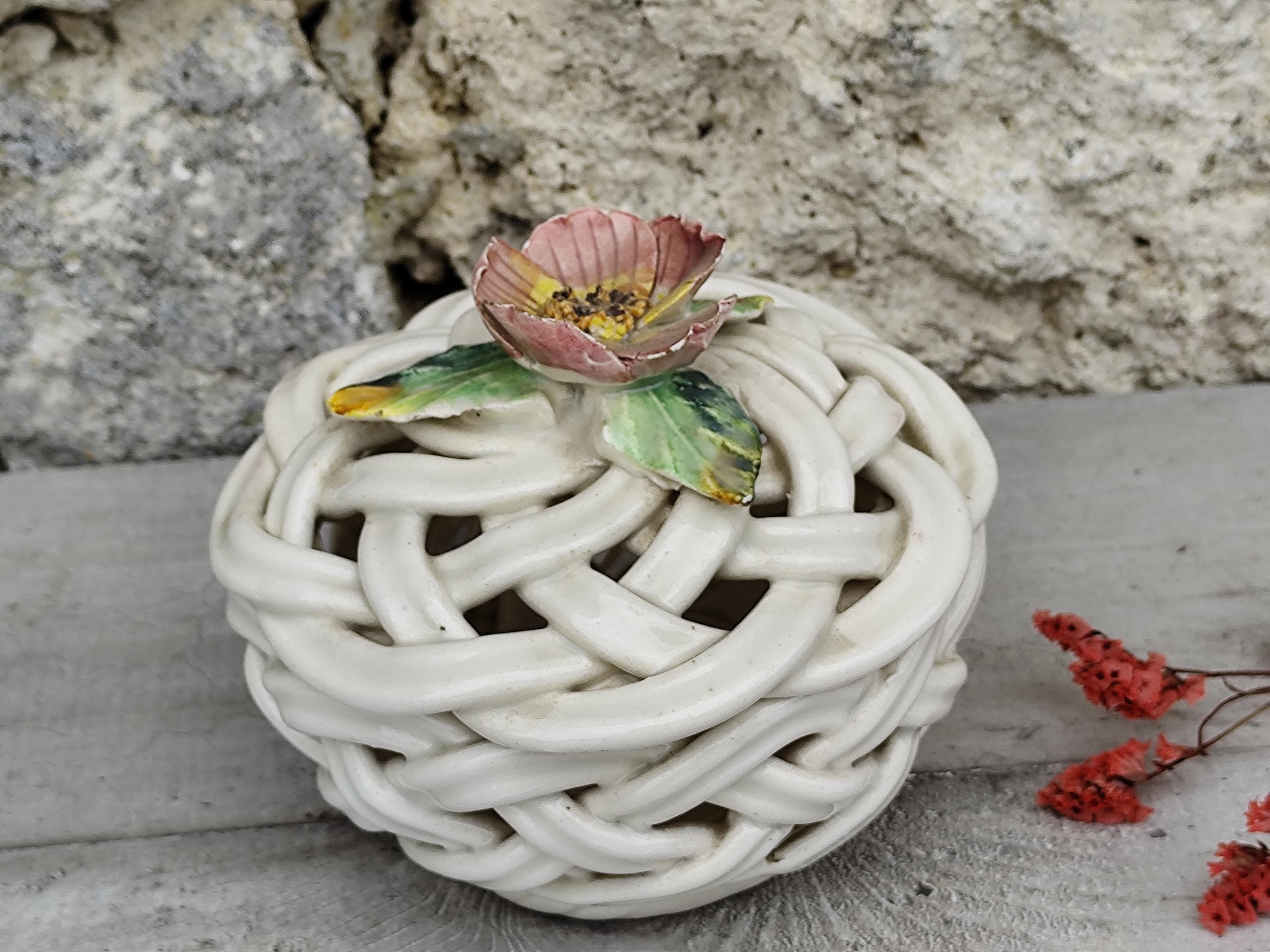 Boîte - Bonbonnière de forme octogonale en faience émaillée blanche