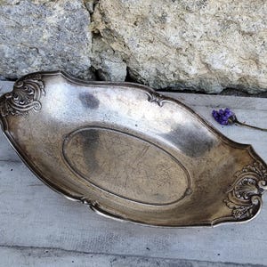 Plato antiguo de metal plateado – Bandeja decorativa vintage – Estilo barroco con asas talladas