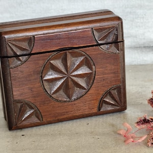 Dispensador de cigarrillos de madera antiguo y raro