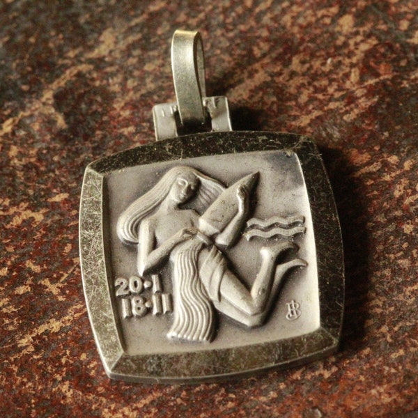 Ancien pendentif signe astrologique verseau