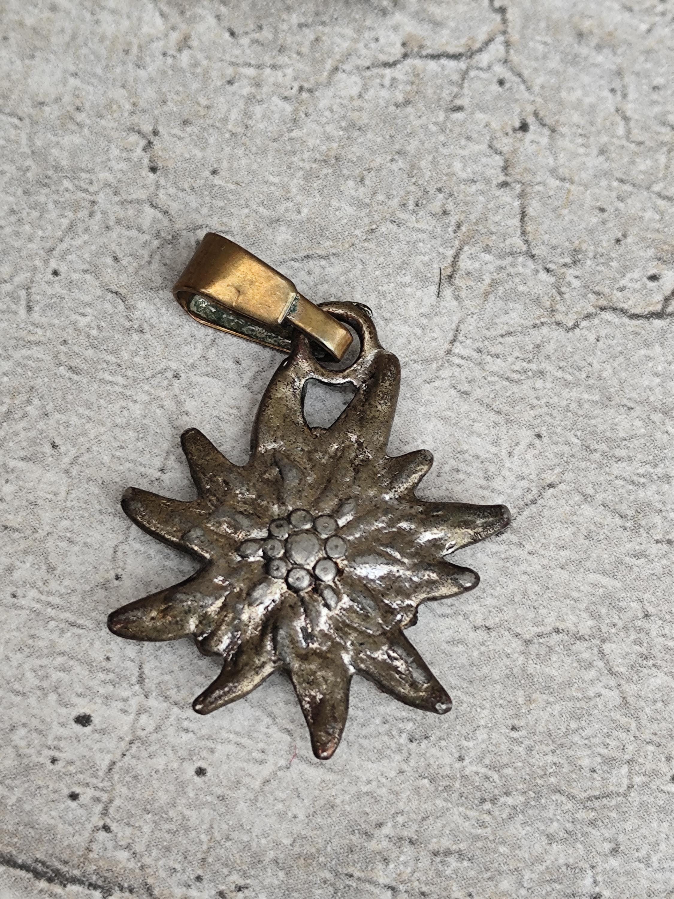 ヴィンテージのエーデルワイスの花のペンダント - Etsy 日本