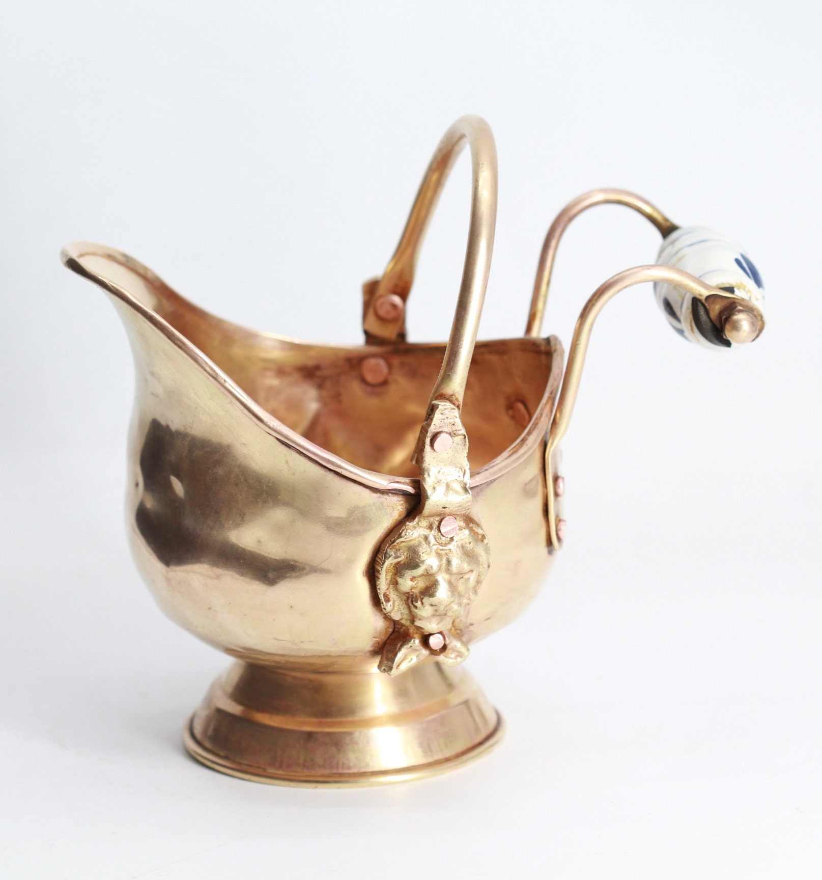 Seau de Frêne en Cuivre à Tête Lion