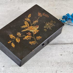 Rare Ancienne boite en papier mâché motifs oiseau et abeille, boîte en carton bouilli laqué noir , boîte Napoléon III