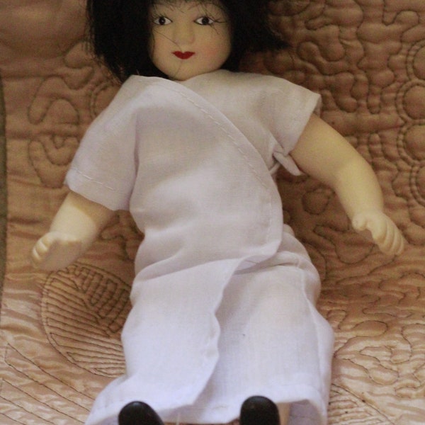 ancienne poupée en porcelaine