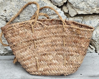 Cesta de mimbre pequeña antigua