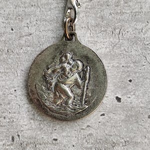Pulsera para celular con medalla de San Cristóbal para protección del viajero, ¡lleva tu fe contigo a todas partes!
