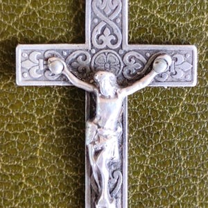 Antiker silberfarbener Jesus Christus Kruzifix Kreuz Anhänger