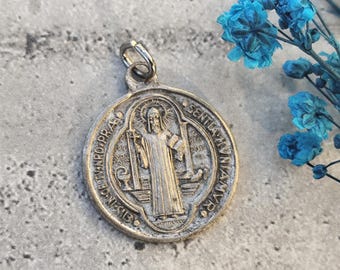 Ancienne médaille religieuse de Saint benoit,saint benedictus , Médaille contre le mal de couleur argent