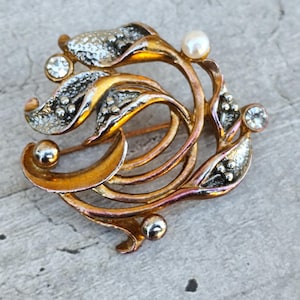 Broche Signée BJC - Motif Animalier Avec Perle - Alliage Doré - Bijou D'Occasion Élégant