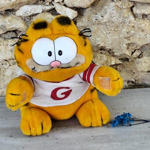 Vintage Garfield footballer cat plush toy 1978