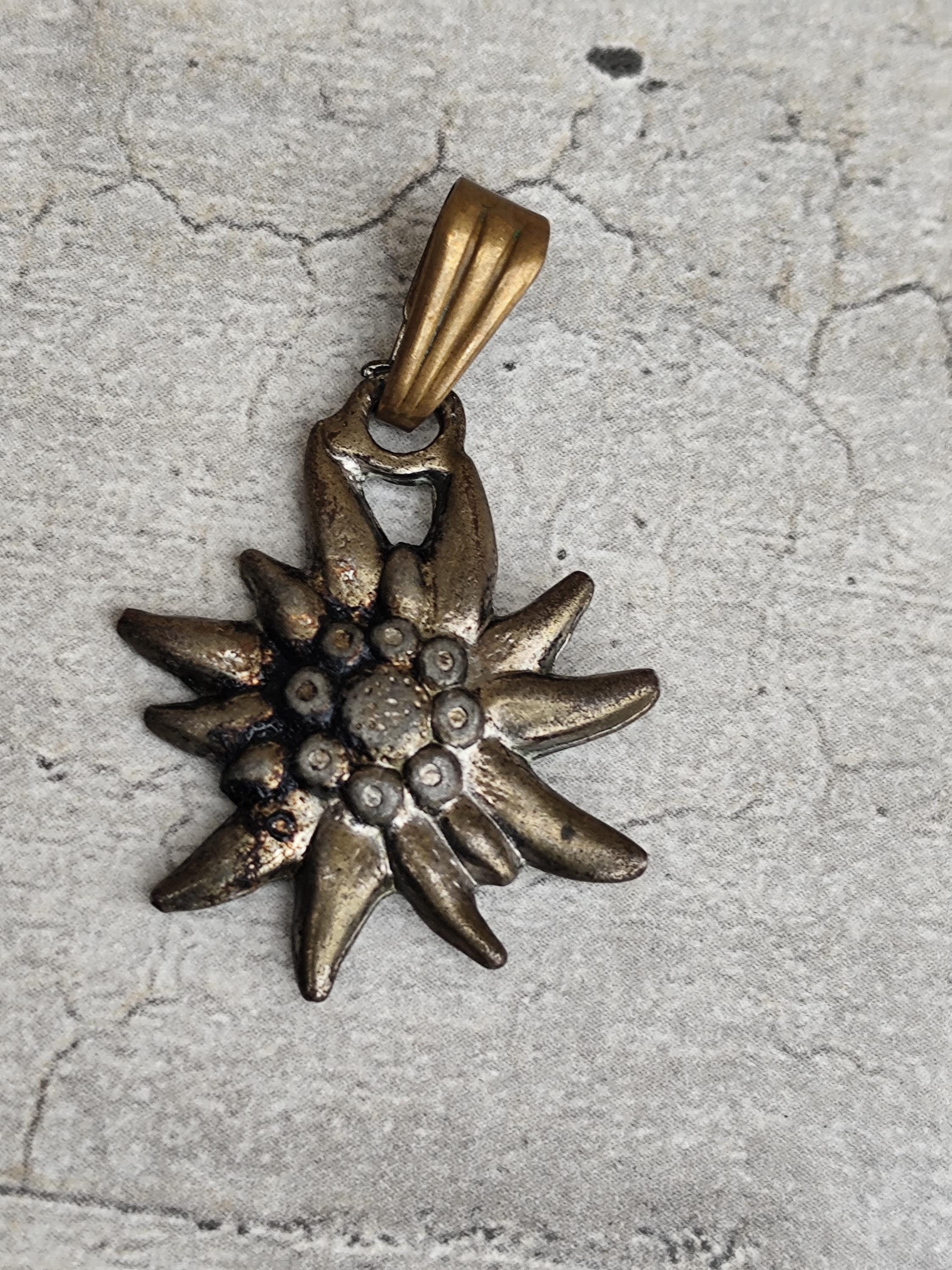 ヴィンテージのエーデルワイスの花のペンダント - Etsy 日本