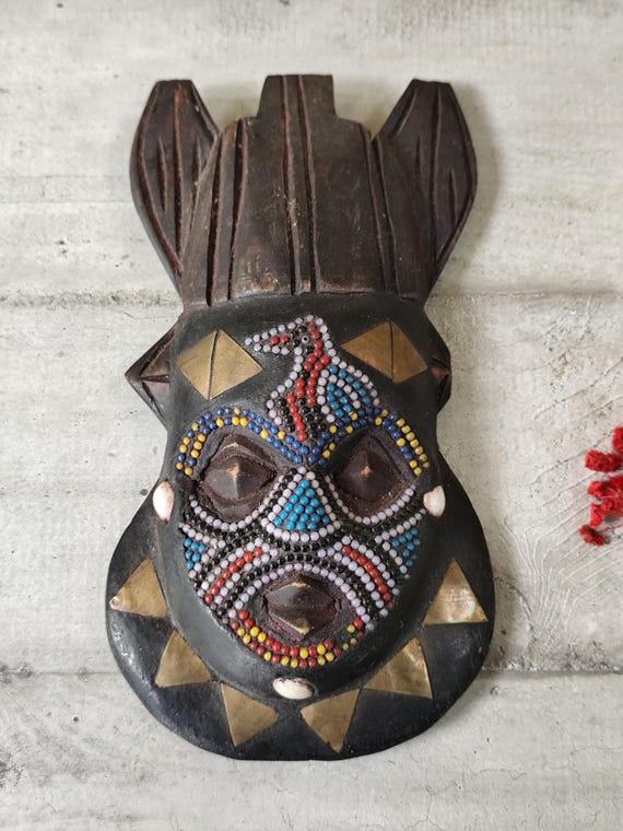 アフリカ 木製マスク ビーズ装飾 ガーナアフリカの壁掛けマスク、アシャンティ族製、ビーズ、ブロンズ