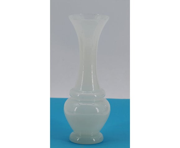 Rare Ancien Vase en Opaline Blanc
