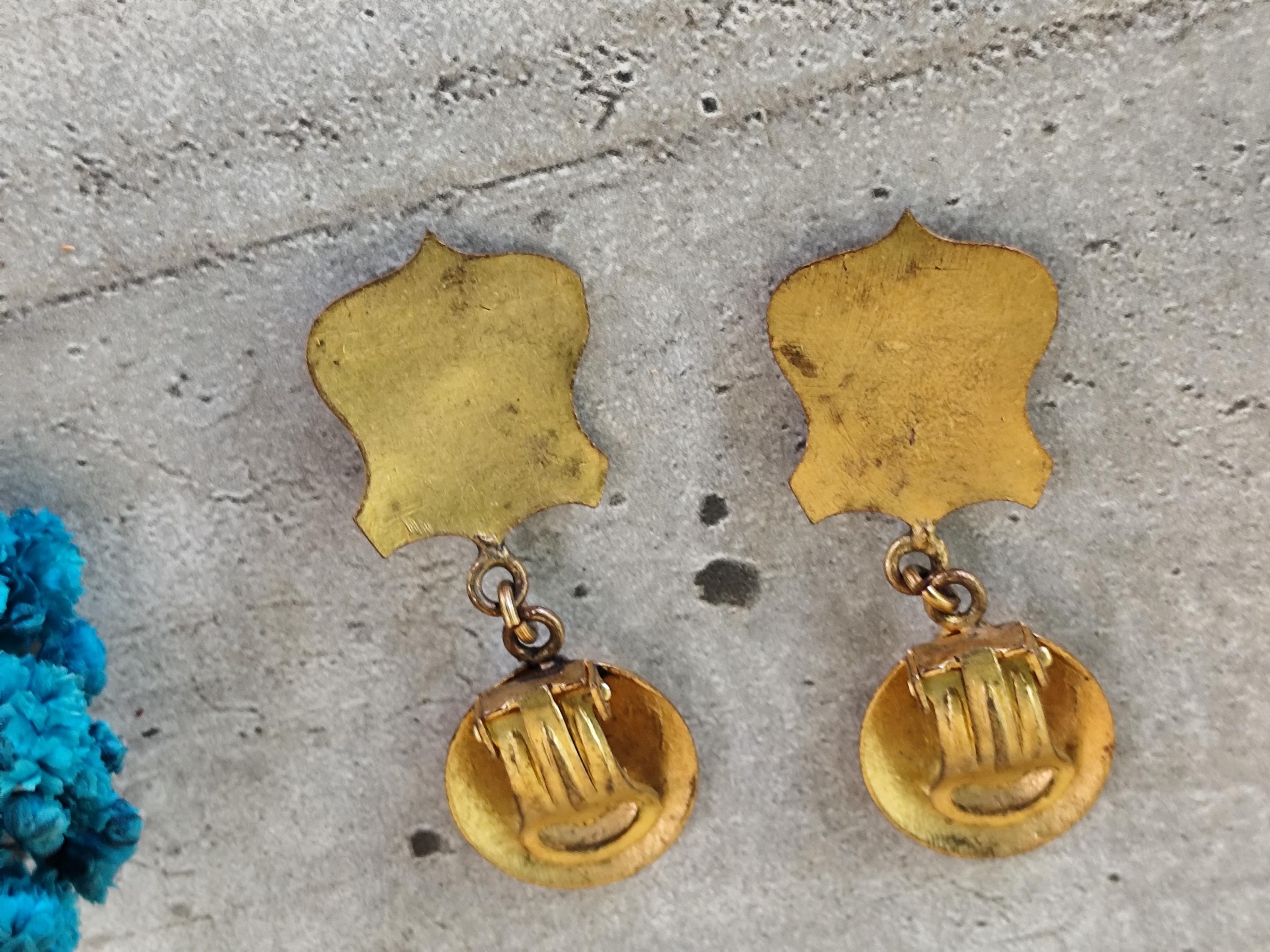 Boucles D'oreilles Anciennes Pendantes Clips - Créateur Fleurs En Acier Et Plastique - Occasion