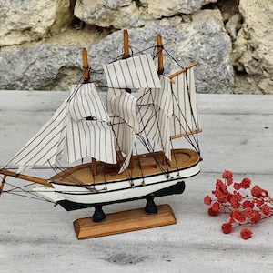 ancienne maquette de bateau voilier  en bois
