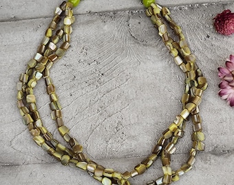 Necklace with mother-of-pearl and green pearls