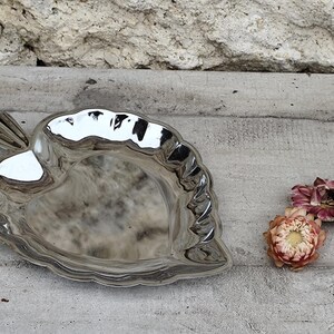 Leaf-shaped stainless steel tray
