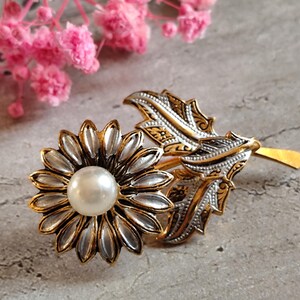 Broche Ancienne Vintage En Perles Et Doré - Occasion État D'Usage - Style Rétro Et Élégant