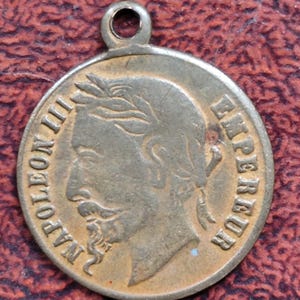Pendentif Médaillon Napoléon III – Deux Faces Identiques, Chaîne Jaune, Occasion