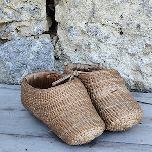 Traditionele schoenen van geweven stro – Klompen van natuurlijke vezels – Vintage ambachtelijke producten van het platteland