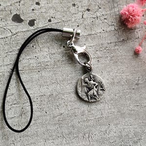 Pulsera para celular con medalla de San Cristóbal para protección del viajero, ¡lleva tu fe contigo a todas partes!