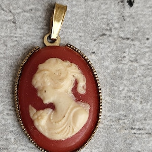Collier pendentif ovale femme en camée différentes couleurs plaqué or Collier pendentif ovale femme en camée différentes couleurs plaqué or