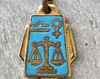 Vintage-Medaille mit blauem Emaille-Motiv und dem Sternzeichen Waage, goldener Anhänger mit astrologischem Symbol, Schmuck aus Frankreich, Geschenk für Sternzeichen-Fans