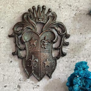 Fleur-de-lis ornamental coat of arms plaque