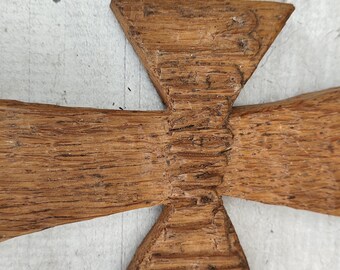 アンティークの彫刻が施された木製壁掛け十字架 – 手作りの宗教装飾品