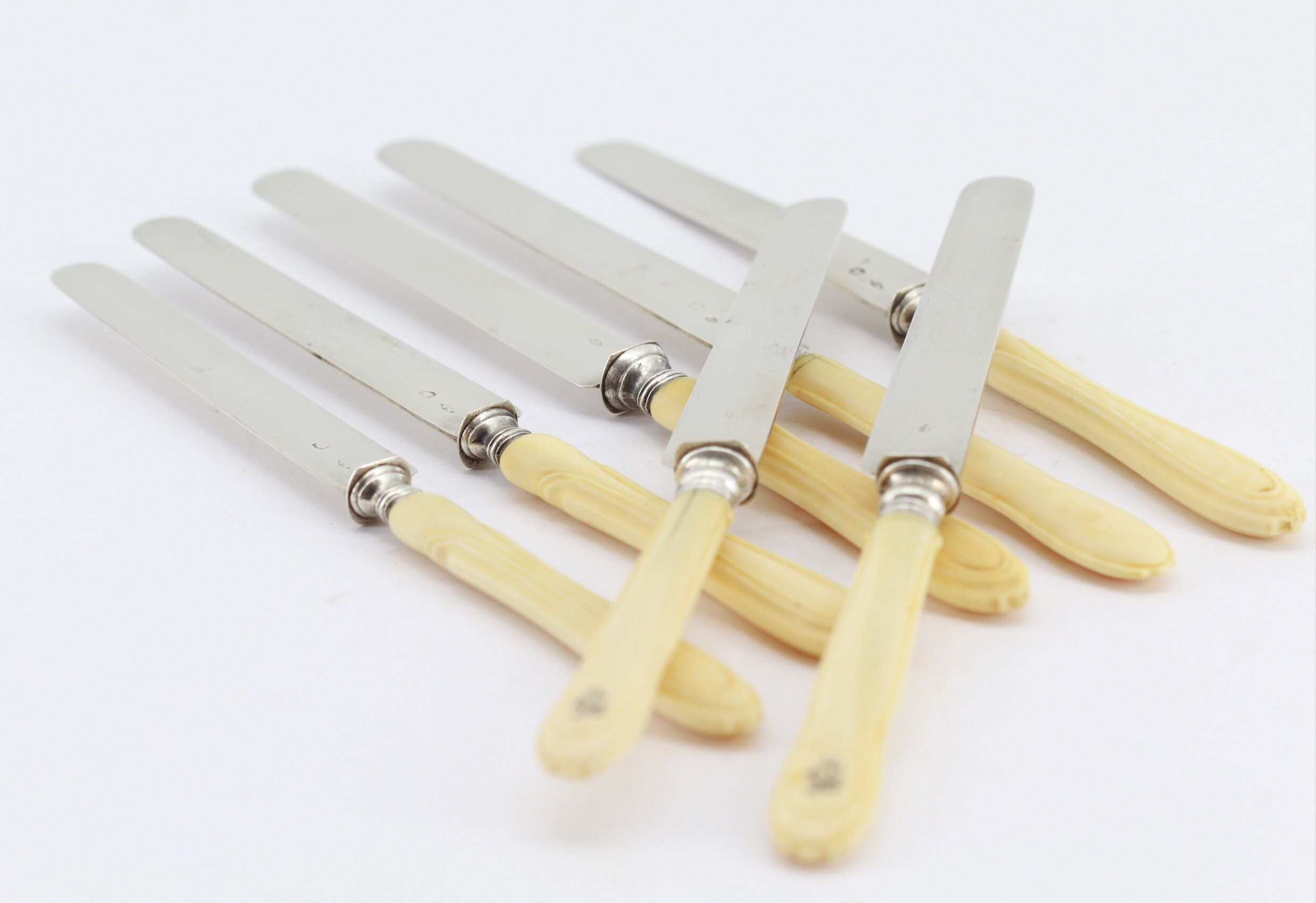 Lot de 7 Couteaux Anciens en Argent