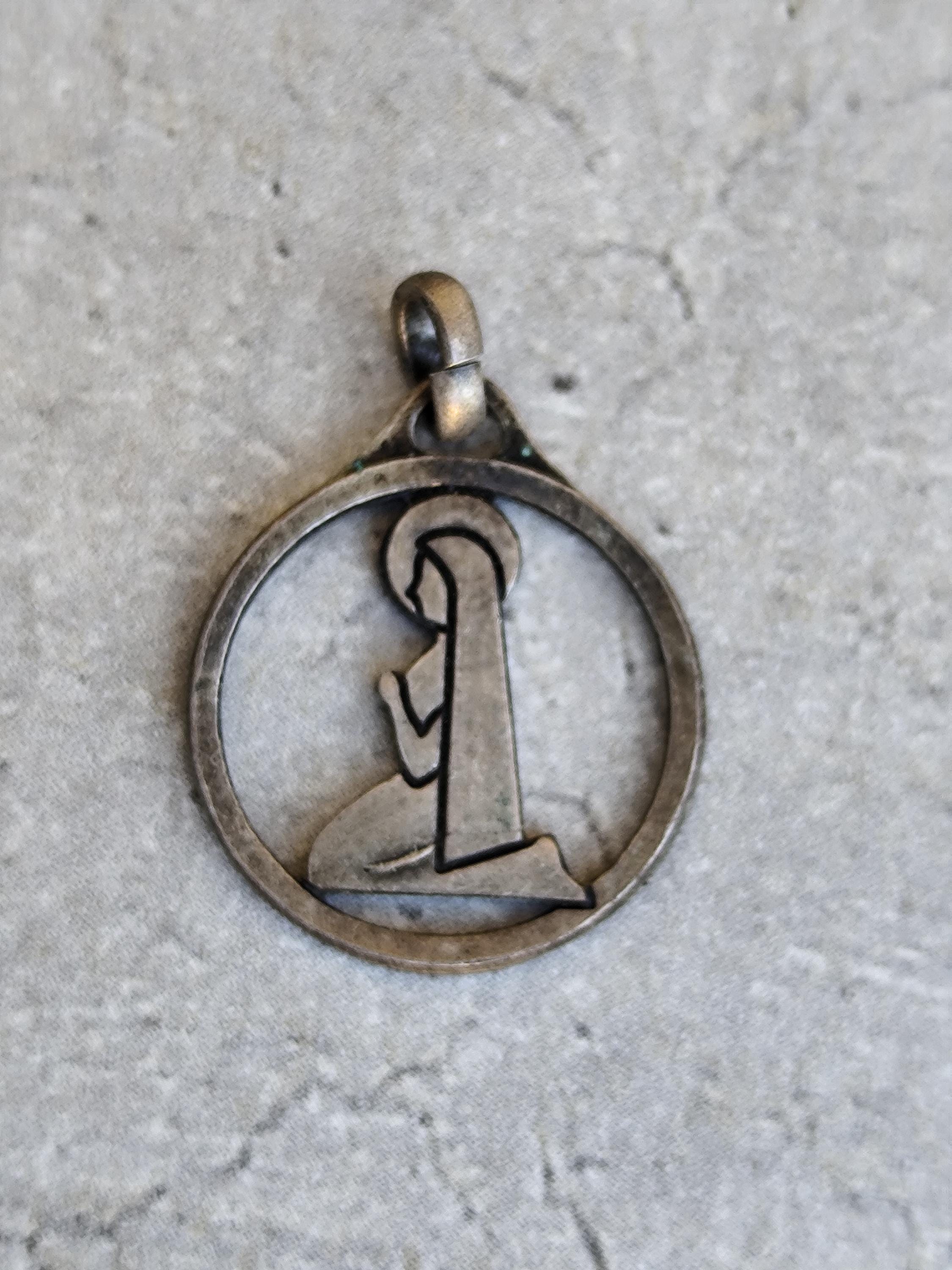 Pendentif Religieux Catholique Ancien En Métal - Occasion Avec Traces D'usure