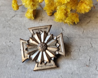 CHAUMET Broche marguerite – Monceau Joaillerie