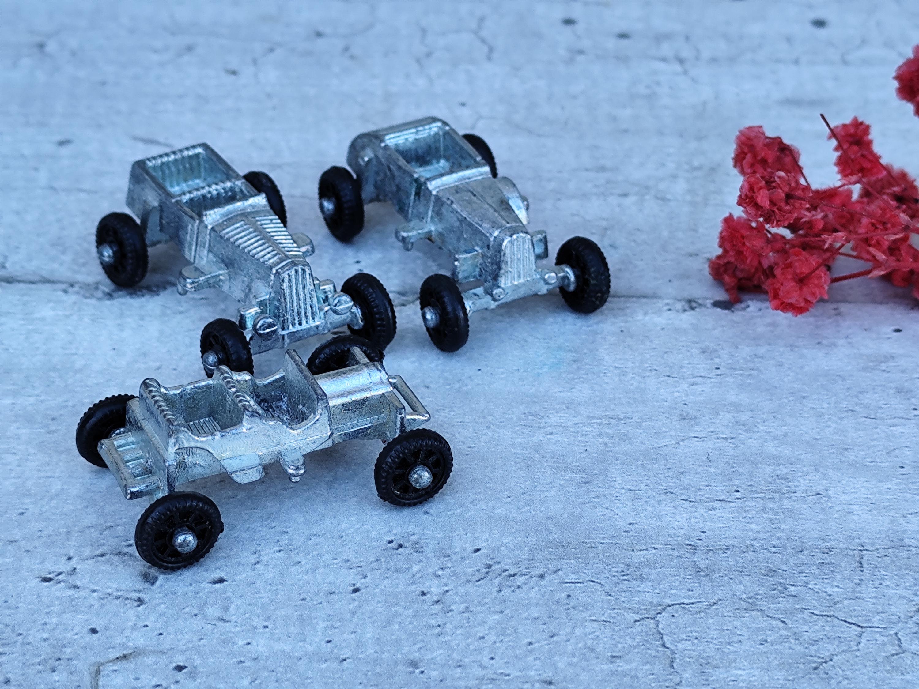 Modèle de voiture en fer de couleur antique vintage