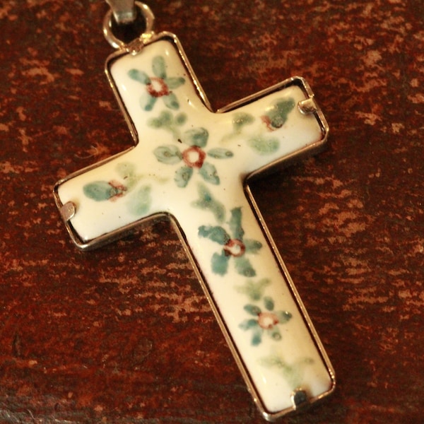 Pendentif croix en céramique avec fleurs