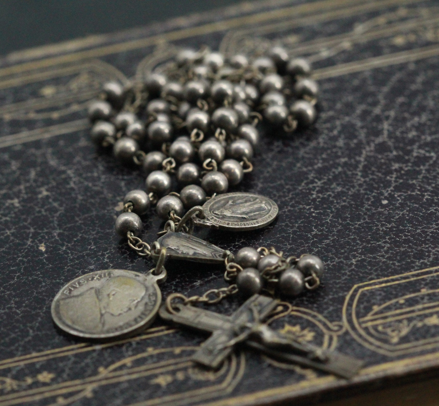 Rosenkranz-Perlen mit Madonna und Kind, gesegnete Jungfrau Mutter Maria  katholische religiöse 7 mm Steinperlen : : Fashion