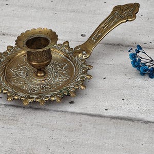 Candle holder in brass with handle