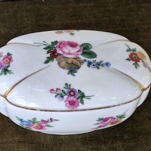 Ancienne bonbonnière en céramique avec motifs floraux