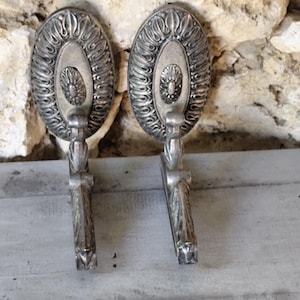 Old bathroom decoration tablet holder