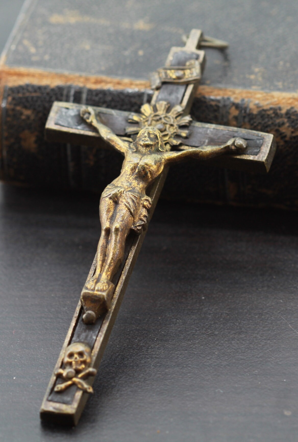 Rare Grande Croix Pectorale en Ébène avec Tête de Mort