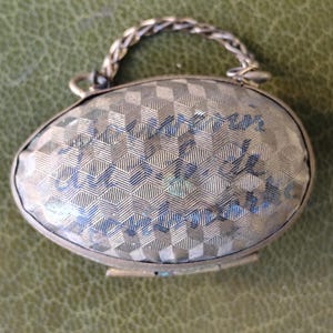 Petit écrin boîte porte Dé à coudre en métal doré avec chainette .