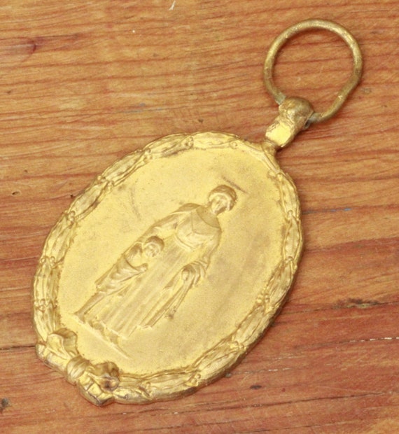 Pendentif Ancien Médaille – Motif Féminin, Gravé GES GESCH, Métal Inconnu