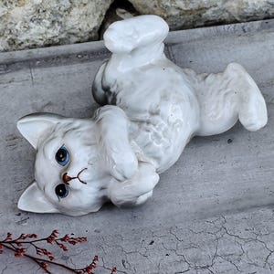Antyczna ceramiczna figurka kota